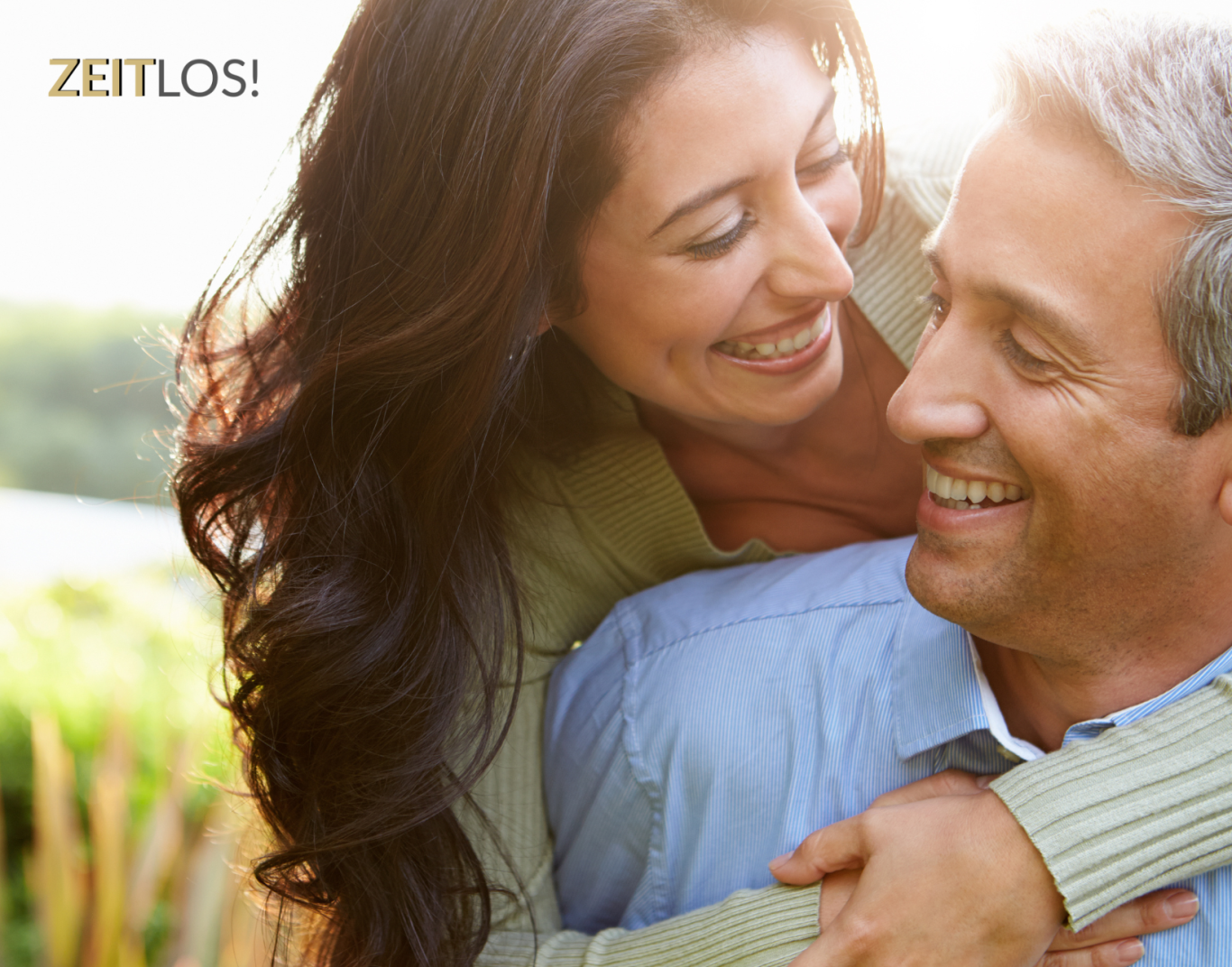 Glückliches Paar Ein glückliches Paar steht im Freien, das Licht der Sonne umgibt sie.